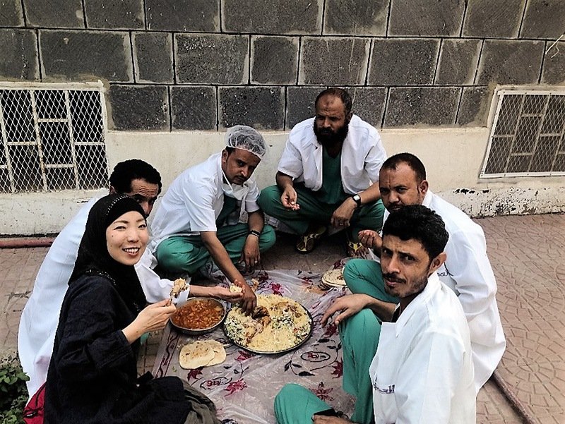 2017年、イエメンで現地スタッフと食事を楽しむ　©MSF