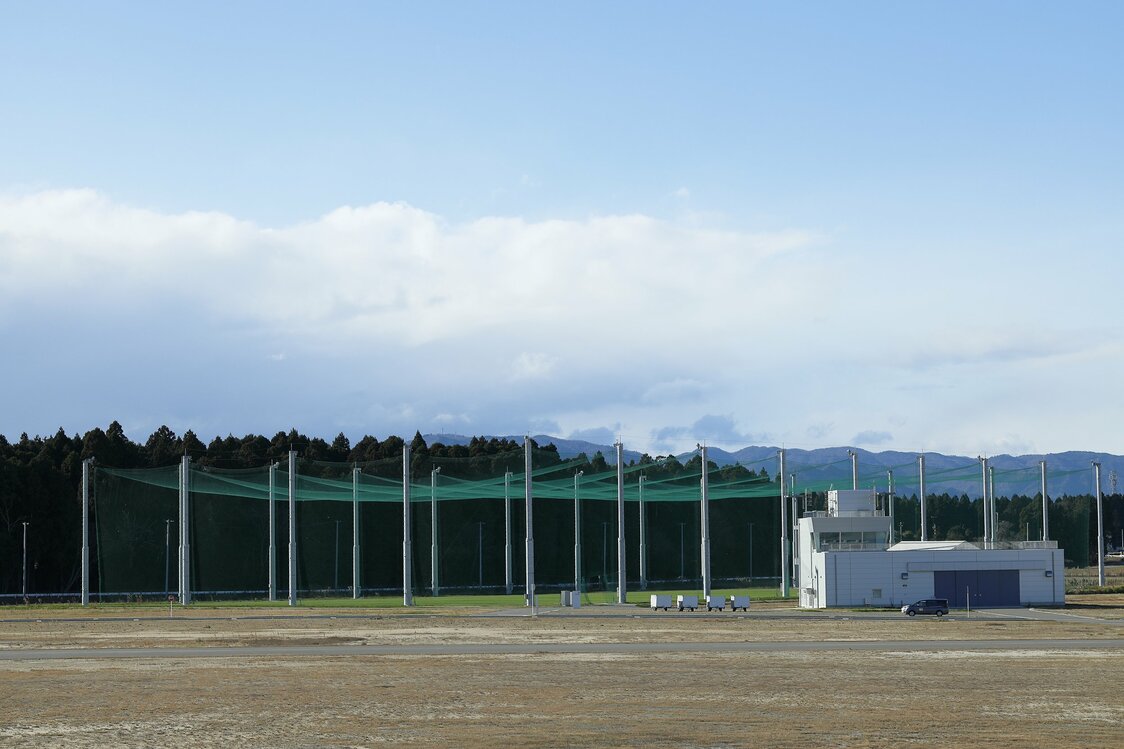 滑走路の奥に見えるのが、稼働率の高い「緩衝ネット付飛行場」。広さ150×80メートル、高さ15メートルもあり、屋内と同じ扱いになるために航空法の適用は受けず、いつでも申請なしにドローンのテストが可能