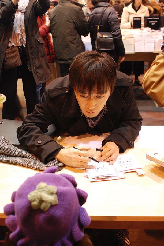 J. P. Nishi sketches a caricature portrait for a fan