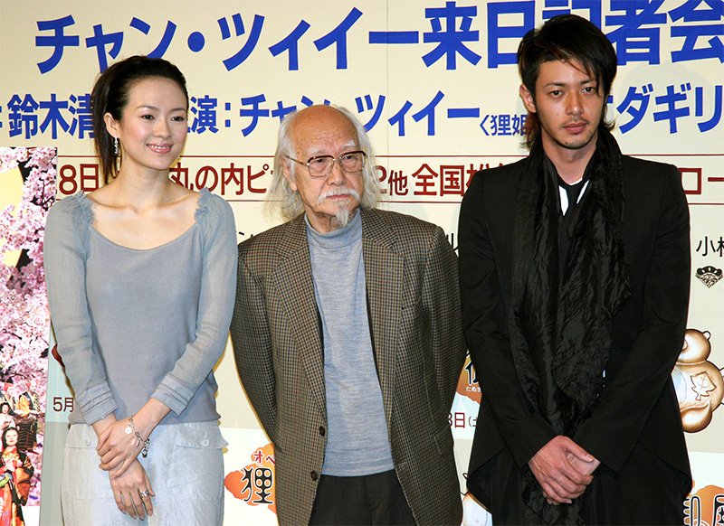 Suzuki Seijun (en el centro) junto a los miembros del reparto de su película Operetta tanuki goten (Princess Raccoon) durante una rueda de prensa en Tokio en 2005. (© Jiji)