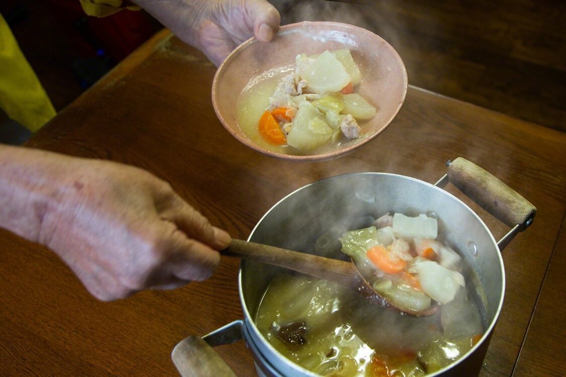 Le « pot au feu de centenaire » est prêt à être dégusté. La carnosine du blanc de poulet possède de puissantes propriétés antioxydantes qui agissent efficacement contre le vieillissement.