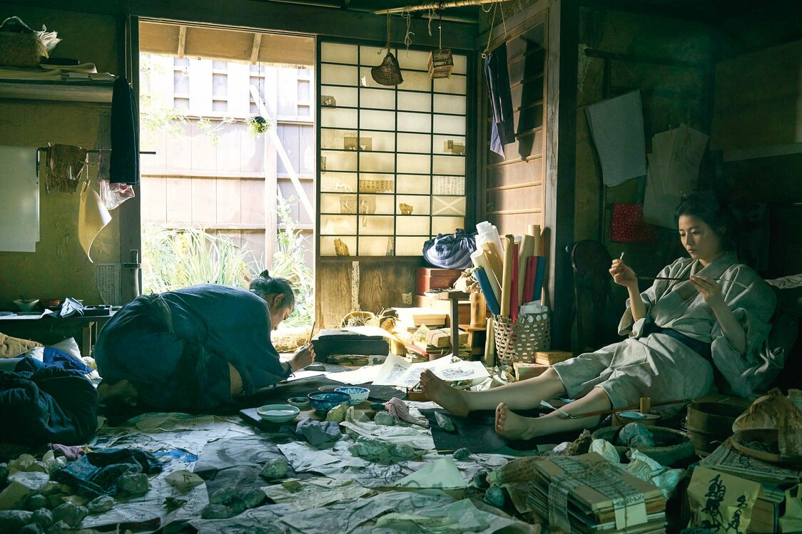 お栄は父・鉄蔵（永瀬正敏）が暮らす散らかり放題の長屋に出戻った　©2025「おーい、応為」製作委員会
