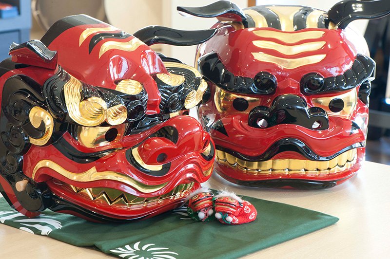 “Shishimai” (Lion Dance), a type of “satokagura” (Shinto based ritual). Pictured on the right is the male creature “Uzu,” and on the left the female “Gonkurō”; in the foreground are some bean bags for juggling (¥630).