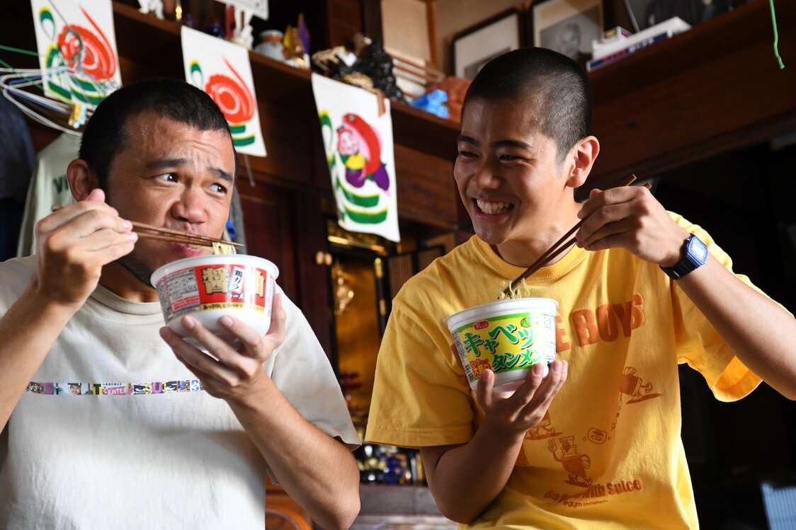 カップ麺ばかり食べる兄弟。シゲル役の黒崎煌代（こうだい）は2023年後期NHK連続テレビ小説「ブギウギ」にヒロインの弟役で出演　©2023 SIGLO/OFFICE SHIROUS/Rooftop/LONGRIDE