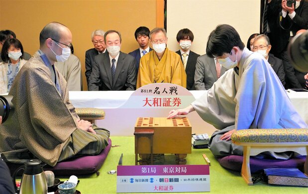 2023年5月23日現在、六冠を有した状態で渡辺明名人(左)との名人戦に挑んでいる藤井竜王。今季中に残る「名人」と「王座」を獲得しての八冠独占が期待されている(2023年4月23日、愛知県名古屋市) 時事