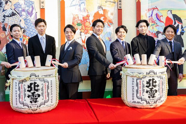 cap/ Seven young kabuki actors, at center, take part in the kagami-biraki ceremony in Asakusa on January 2: from left, Onoe Sakon, Nakamura Tamatarō, Nakamura Takanosuke, Nakamura Hashinosuke, Nakamura Kangyoku, Ichikawa Somegorō, and Nakamura Tsurumatsu. They are flanked by Uchida Madoka (far left), head of the Taitō municipal culture and tourism department, and Yamane Shigeyuki (far right), executive vice president of Shōchiku Co. (© Nippon.com)