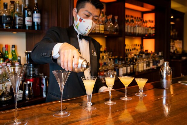 在京都木屋町的BAR K6，店员用“季之美京都干金酒天桥立葡萄酒樽储藏”为笔者调制鸡尾酒