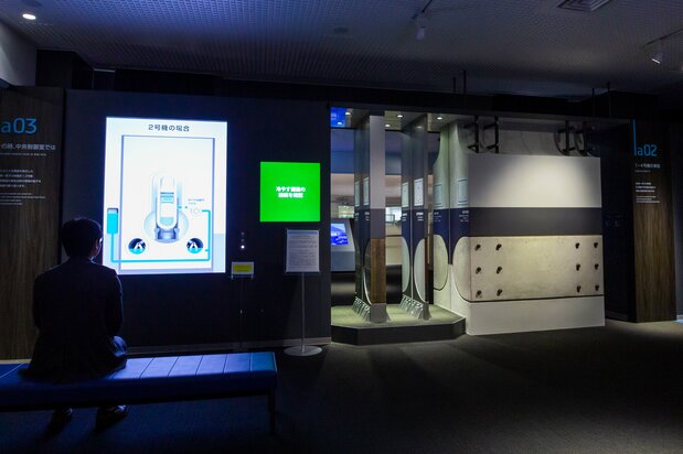 原子炉建屋に使用された鉄筋コンクリートも展示する「1～4号機の事象」では、各号機の原子炉内部の状況を振り返っている