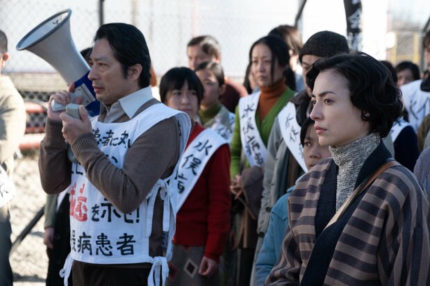 エキストラが活躍するデモ行進のシーン。左は真田広之演じる「訴訟派」のリーダー、ヤマザキ ©2020 MINAMATA FILM, LLC ©Larry Horricks