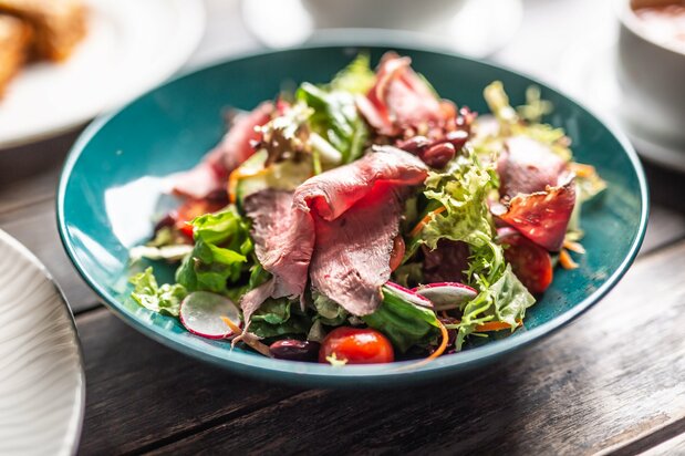 El rosbif, una excelente opción para las ensaladas. (Pixta)