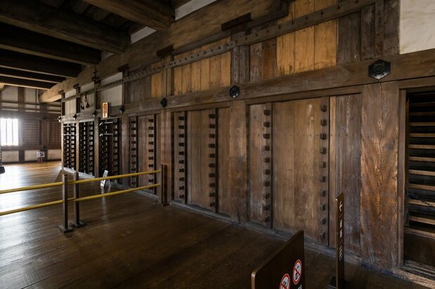A wall for storing weapons like lances and matchlock rifles, which hanging in the open could be quickly retrieved.