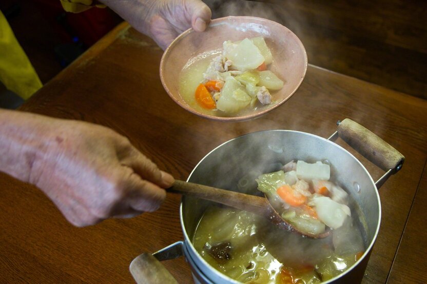100歳鍋の出来上がり。鶏の胸肉に含まれるカルノシンは活性酸素を抑え、老化防止に有効だ