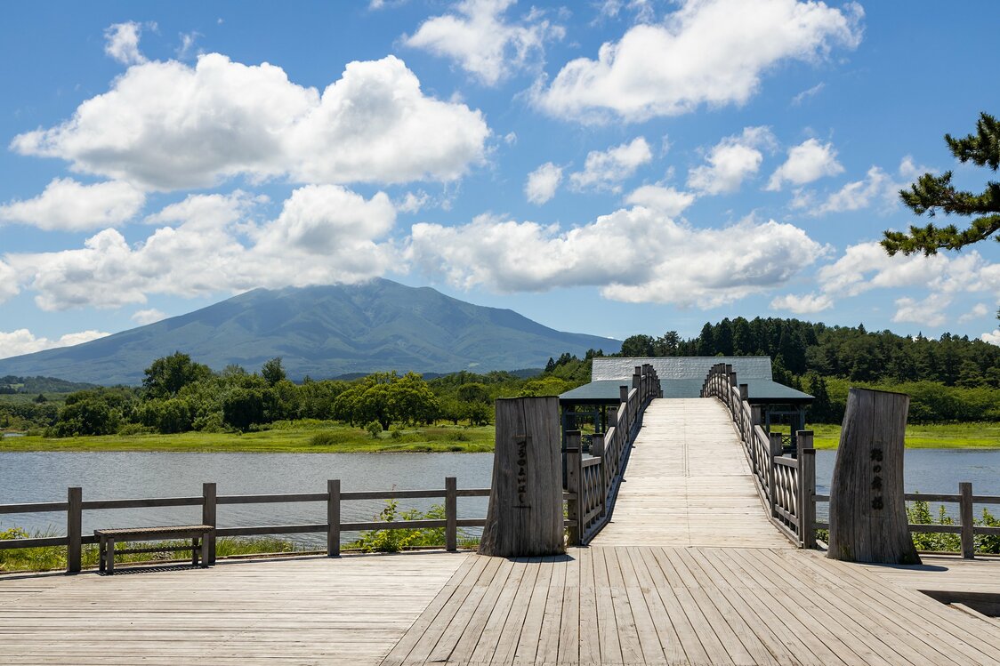 北岸の橋のたもとから、岩木山を望む