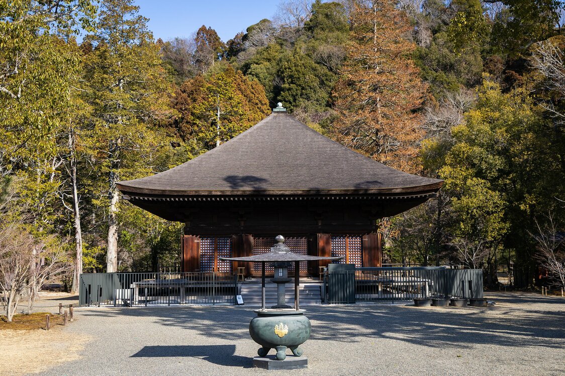 1952年の国宝指定後、建立当時を再現した柿葺（こけらぶき）屋根に葺き替えられた