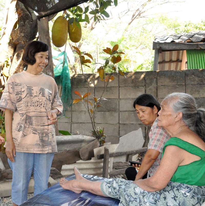 A volunteer visiting older people at their home.