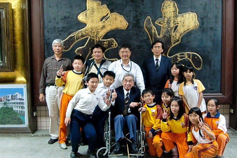 為了拍攝電影訪問小學母校（當時為公學校），2010年，台北市大同區太平國小（提供：郭純）