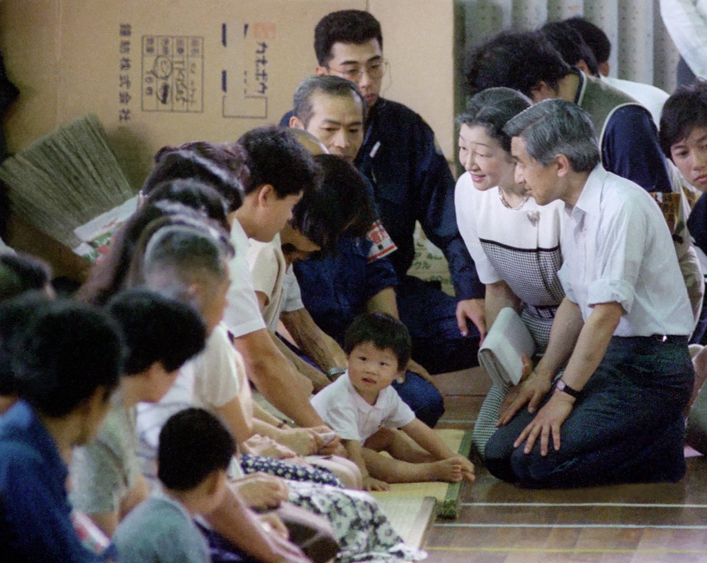 雲仙・普賢岳の噴火被災地を訪問し、避難住民に声をかけられる上皇ご夫妻（当時、天皇、皇后両陛下）＝1991年7月10日、長崎県島原市（共同）