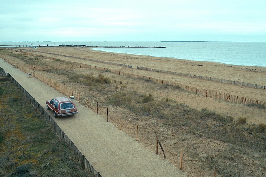 1970年代のアメリカ車「AMCペーサー」に乗って、クラリスは海へと向かう　© 2021 - LES FILMS DU POISSON – GAUMONT – ARTE FRANCE CINEMA – LUPA FILM