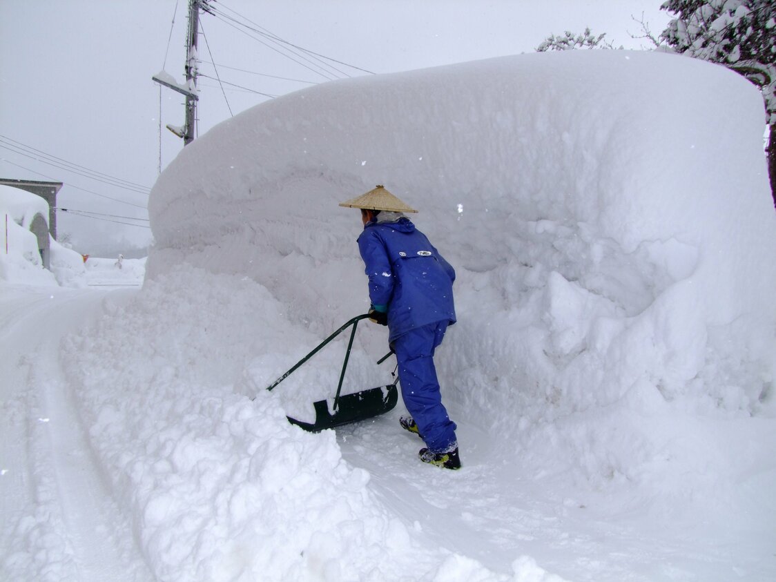 道路脇に壁のように積もった雪（PIXTA）