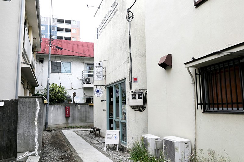 默默地伫立在东京中目黑一条小巷里的直营店“旅行者工厂（Traveler’s Factory）”