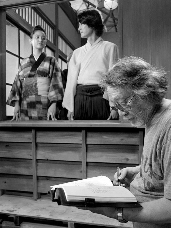 El director Ōbayashi en localización durante el rodaje de Hanagatami. Al fondo, los actores Yamazaki Hirona (izquierda) y Kubozuka Shunsuke (© Ōbayashi Chigumi / PSC)