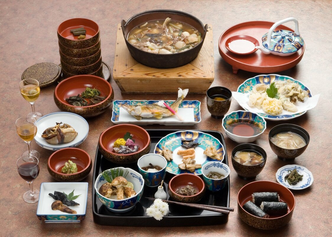 鮮やかな彩色をほどこした「伊万里物」のうつわを使った秋の「おふるまい料理」（©出羽屋）