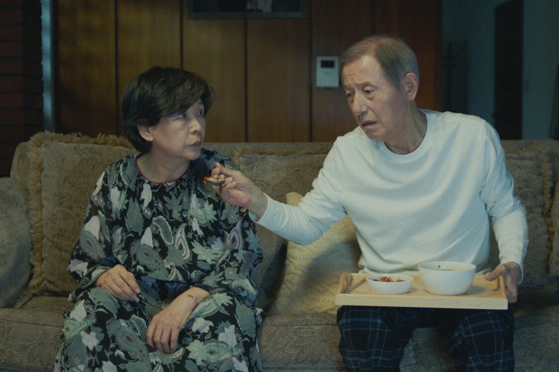 紳士的な夫・テガン（右）。ヤン・ジェソンの名演も本作には欠かせなかった　© 2022 KOREAN FILM COUNCIL. ALL RIGHTS RESERVED