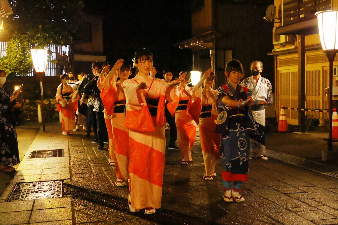 Only local residents who are single and under 25 years old are allowed to take part in the dance. (© Haga Library)