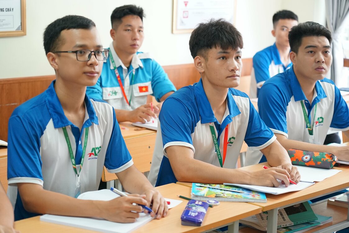 Stagiaires étudiant le japonais à Hanoï le 17 juin 2024 dans un centre de formation géré par un organisme d’envoi de stagiaires.