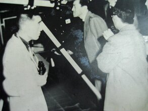 1957年6月、東京・日比谷の観測会に参加した三島由紀夫(左)（提供：UFOふれあい館）