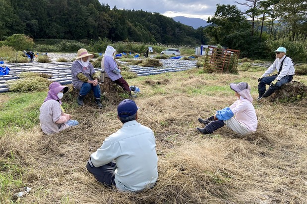 Members of Yui Nōen chat while they take a break. (© Yukitomo Wataru)