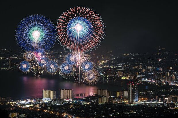 每年8月8日前後舉辦的夏季經典活動琵琶湖煙火晚會。今年是時隔4年之後首次舉辦(PIXTA)