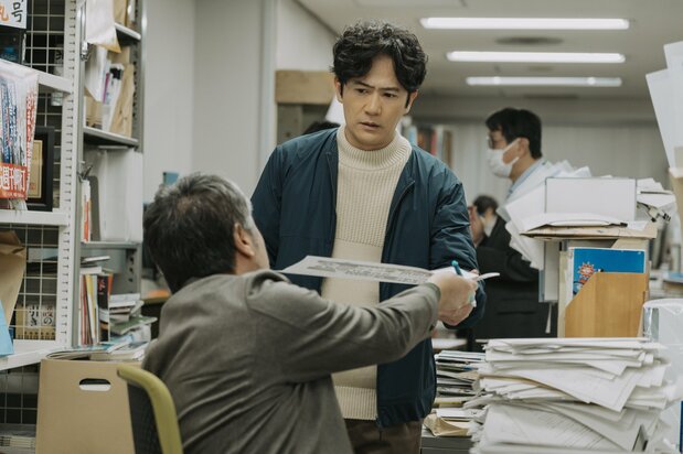 Aparece un personaje inspirado en un periodista real. Inagaki Gorō interpreta a Kirino, periodista de un semanario. © 2023 Comité de producción de An no koto