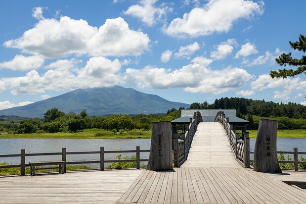 北岸の橋のたもと
