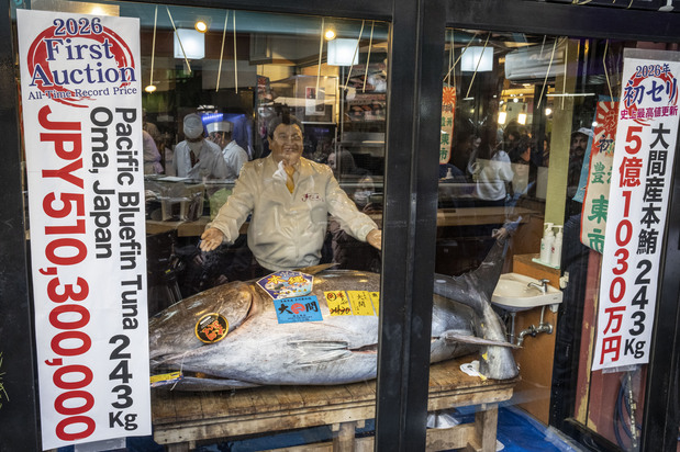 店頭には一番マグロと木村社長の人形と共に、英語版の垂れ幕も飾られていた 写真:AFP=時事