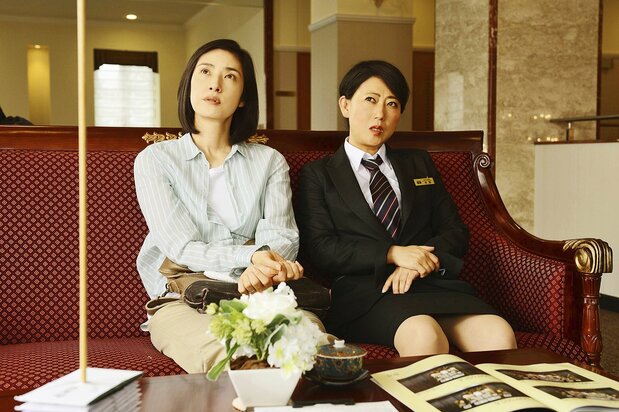 葬儀屋(友近)の見積もりに言葉を失う篤子 ©2021映画『老後の資金がありません!』製作委員会