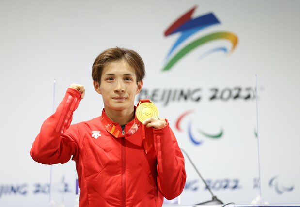 川除大辉获得北京冬残奥会越野滑雪男子20公里长距离(传统技术)站姿组比赛金牌(2022年3月10日,中国张家口,时事社)