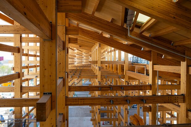 The section of the ring that hosted the completion ceremony was built with timber from Namie, Fukushima, an area that was hit especially hard by the Great East Japan Earthquake and tsunami. There are hopes that the timber will be reused after the Expo. (© Hashino Yukinori)