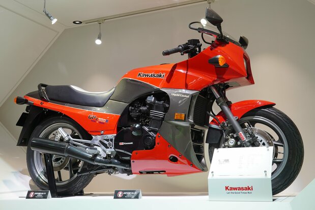 1984年に発売された「カワサキ GPz900R」。米国では「Ninja」との呼称でリリースされた。映画「トップガン」で、トム・クルーズが演じた主人公が乗っていたことでも有名=2023年10月25日、ジャパンモビリティーショー2023(筆者撮影)