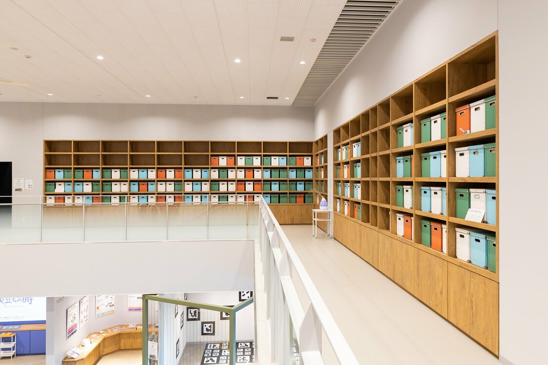 吹き抜け部分に並ぶカラフルな箱には、来館者のアンケートが納められている。歴史資料として、全て保存していくという