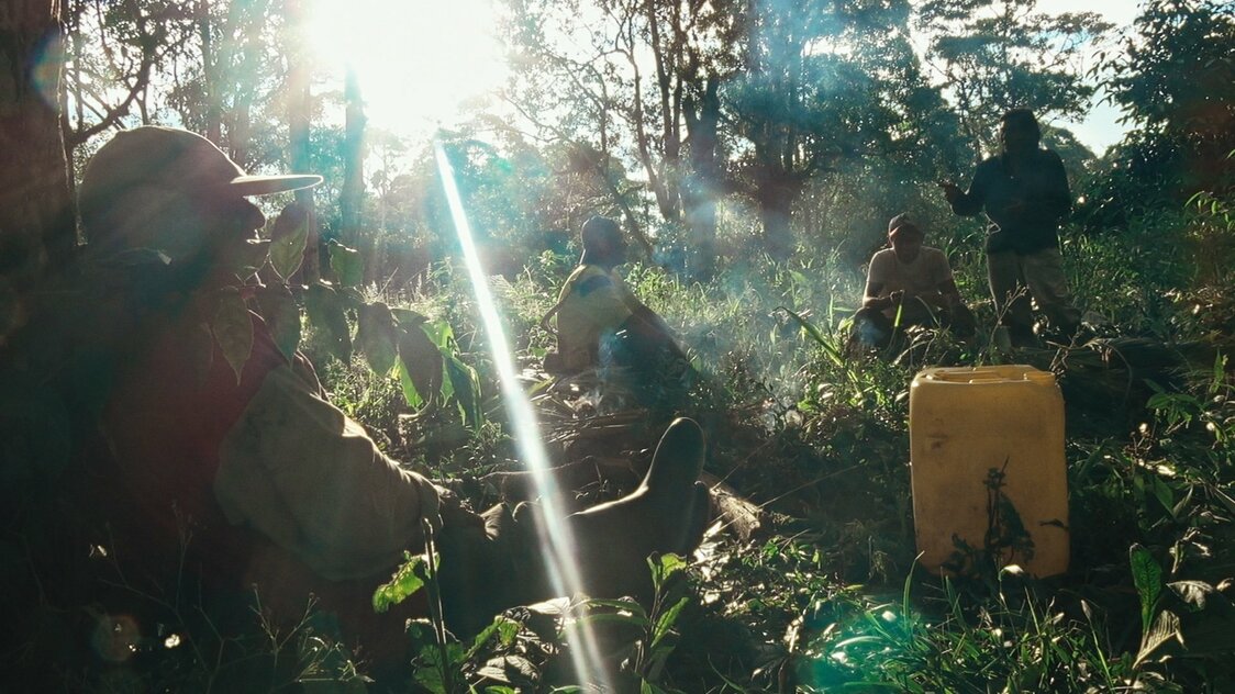 Les hommes apprécient un moment de répit et plaisantent tout en buvant de la chicha. (© Akimi Ota)