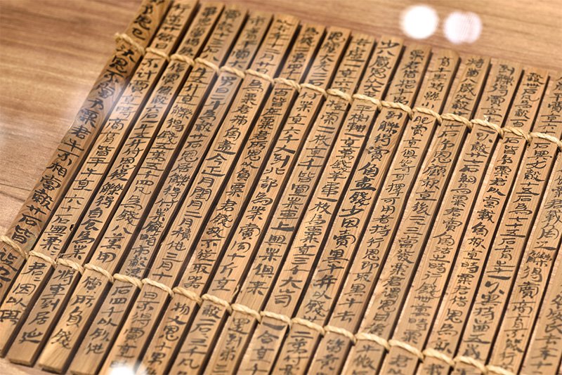 中国で約2000年前、木簡に書かれた行政連絡文書のレプリカ