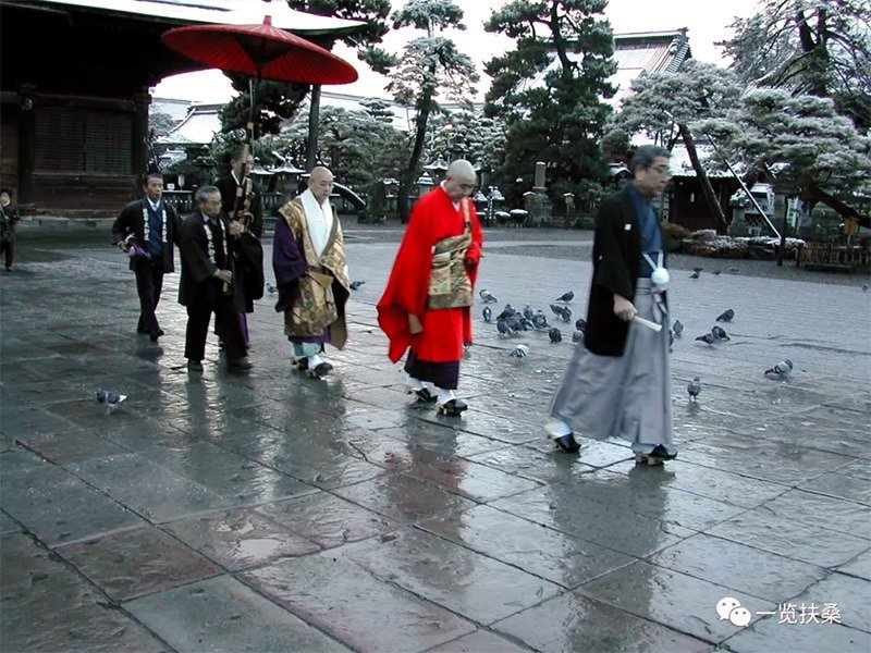 长野县善光寺，走在石板路上的僧侣
