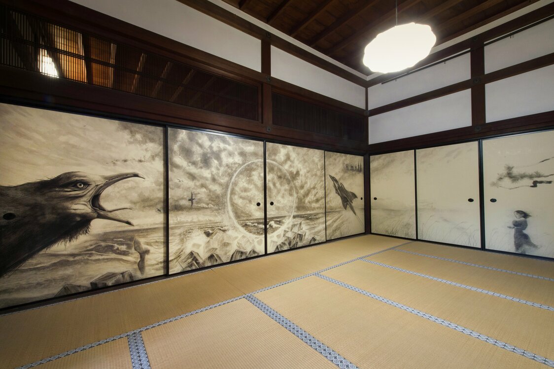 等伯の襖絵があった本堂「檀那（だんな）の間」には、山賀さんの作品が飾られる