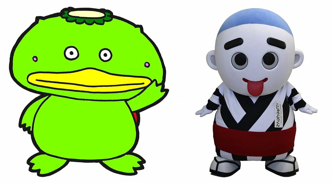 埼玉県志木市の河童伝説にちなんで生まれた同市スポーツ振興公社の公式イメージキャラクター「カパル」（左）と、三重県四日市市の祭りに登場する日本一大きなからくり山車である大入道（ろくろ首の大男）をモチーフにした同市のマスコットキャラクター「こにゅうどうくん」（画像提供：志木市スポーツ振興公社、四日市市）