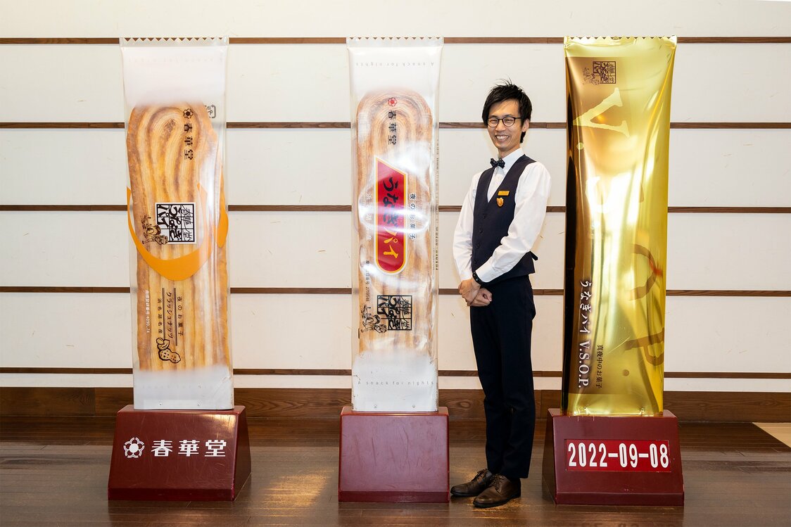 Takyô Yûya, le concierge de la biscuiterie. Les statues d’unagi pie sont populaires pour les photos souvenirs.