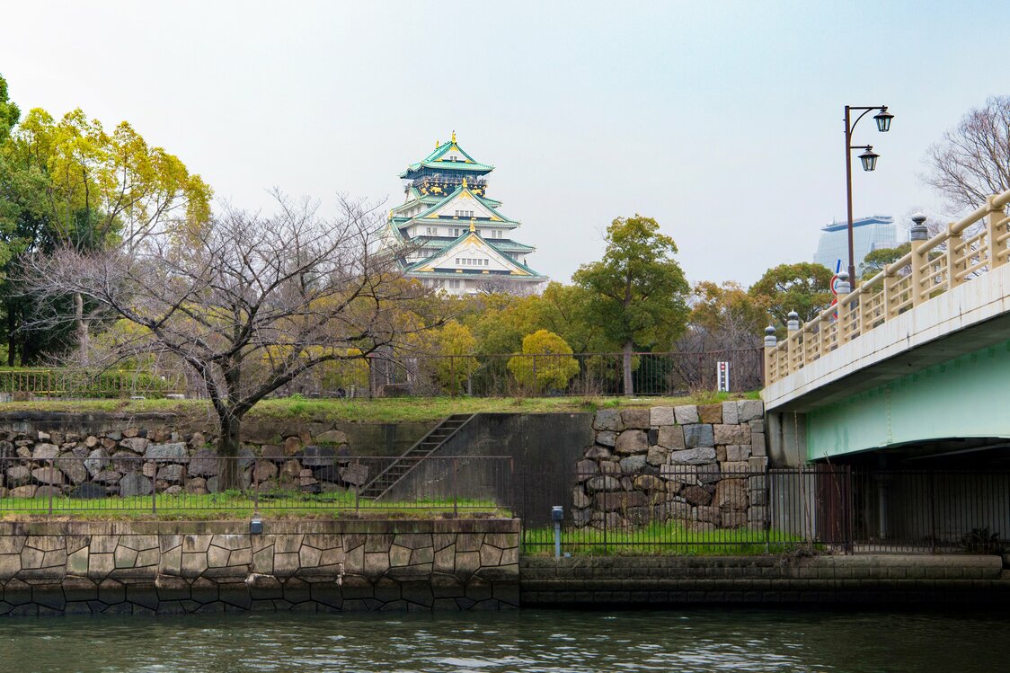 Le donjon du château d’Osaka vu du pont Shin-Shiginobashi.