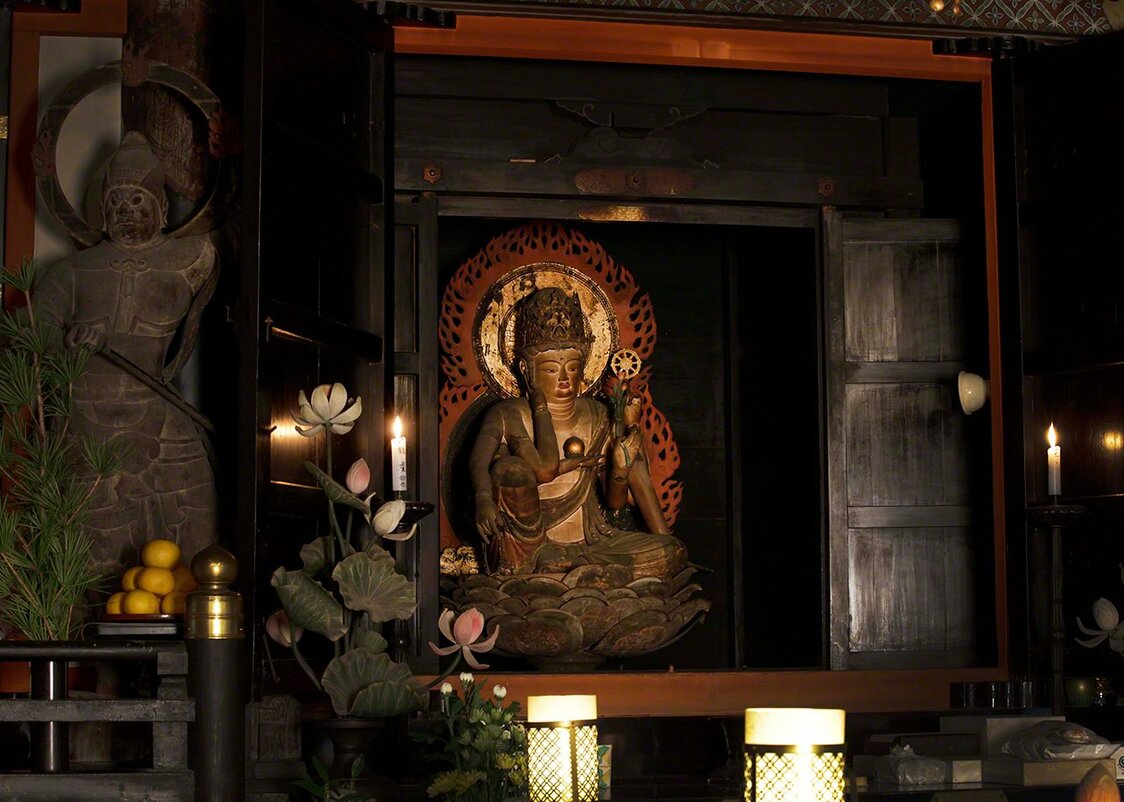 La estatua sedente de Nyoirin Kannon