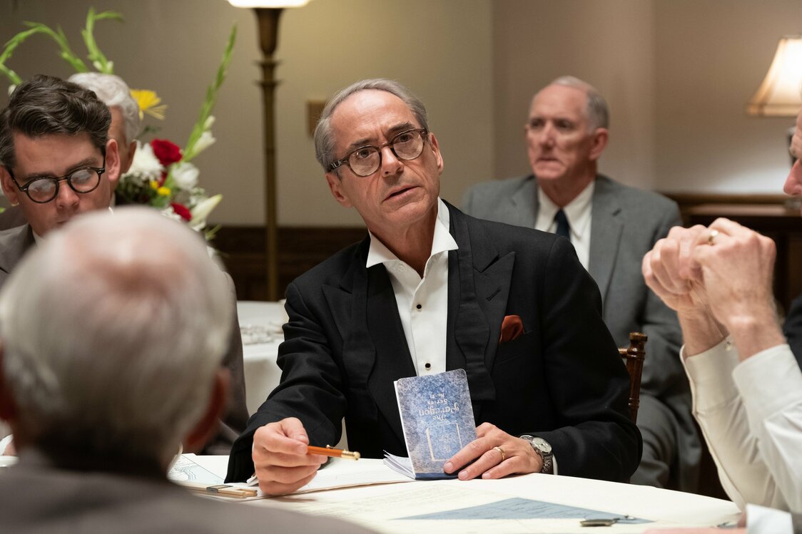 ルイス・ストローズ役ロバート・ダウニー・Jr.。アカデミー賞助演男優賞を受賞した　© Universal Pictures. All Rights Reserved.