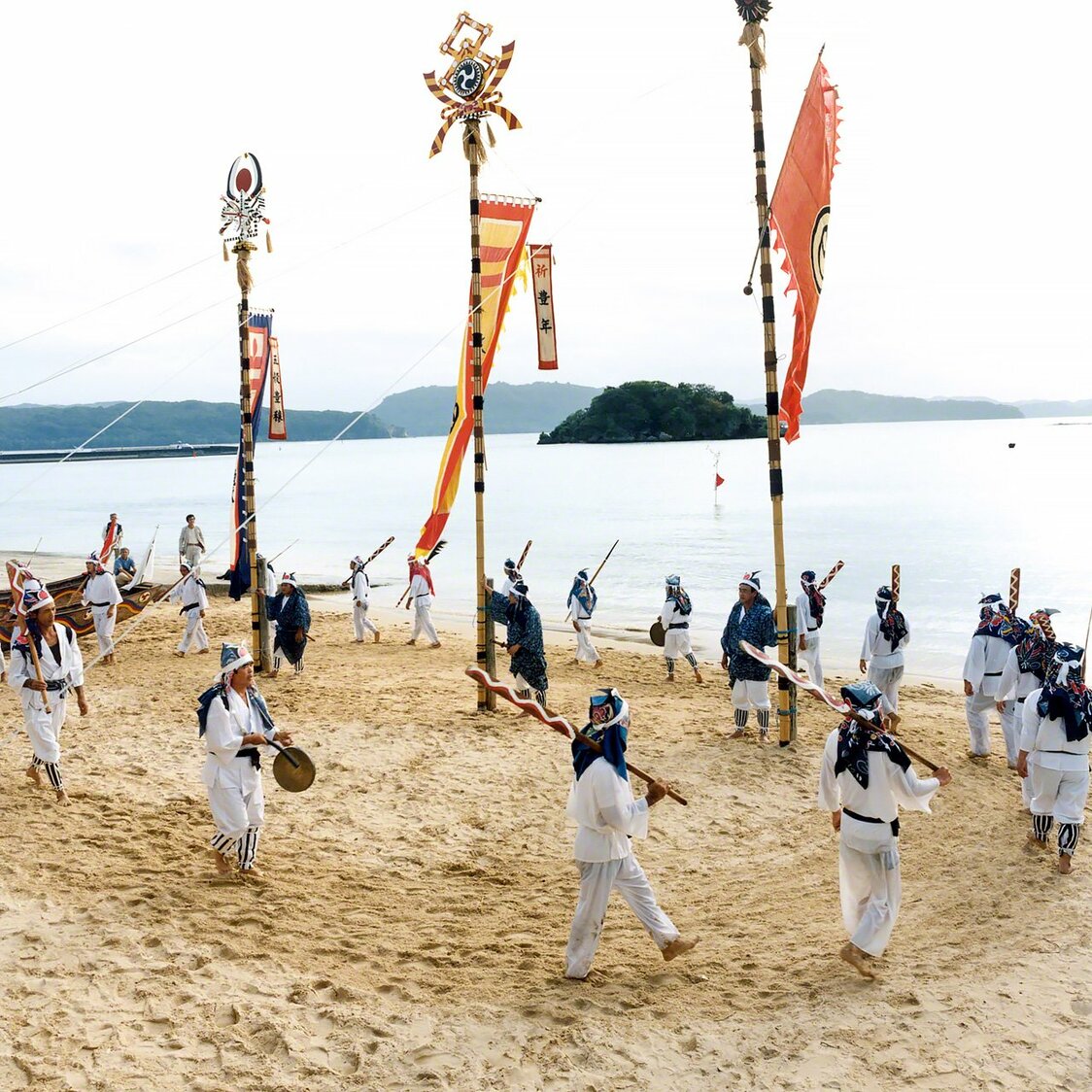 Ceremonia en que se canta llevando un remo en el festival Shichi de Sonai (Iriomote)